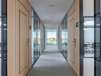 Geklebte Doppelverglasung von Uniska mit Echtholzfurnier und flächenbündig in die Türen integrierten Verbundlüftern bei der Ausgleichskasse Schwyz.