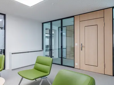 Geklebte Doppelverglasung von Uniska mit Echtholzfurnier-Tür und integriertem Verbundlüfter bei der Ausgleichskasse Schwyz.