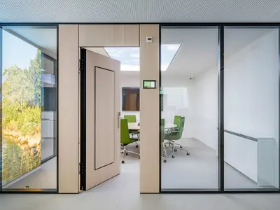 Geklebte Doppelverglasung von Uniska mit Echtholzfurnier-Tür und integriertem Verbundlüfter im Neubau der Ausgleichskasse Schwyz.