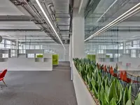 Offene Bürolandschaft mit doppelverglasten Ganzglaswänden bei Belimo Automation AG