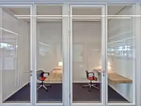 Flächenbündige Glastüren in der doppelverglasten Ganzglaswand bei Belimo Automation AG