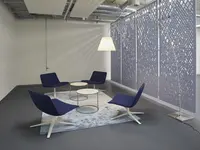 Hängende Upcycling-Raumtrenner zur akustischen Abschirmung des Loungebereichs im Volvo Showroom