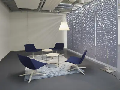 Hängende Upcycling-Raumtrenner zur akustischen Abschirmung des Loungebereichs im Volvo Showroom