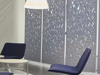 Hängende Upcycling-Raumtrenner zur akustischen Raumgliederung im Volvo Showroom