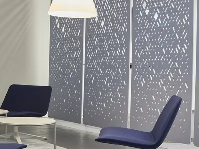 Hängende Upcycling-Raumtrenner zur akustischen Raumgliederung im Volvo Showroom