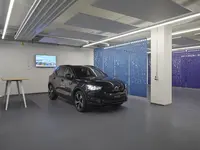 Hängende Upcycling-Raumtrenner zur akustischen Gliederung des Ausstellungsbereichs im Volvo Showroom