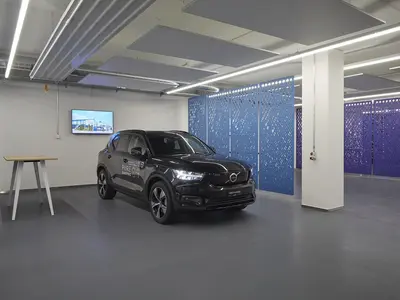 Hängende Upcycling-Raumtrenner zur akustischen Gliederung des Ausstellungsbereichs im Volvo Showroom