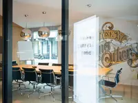 Doppelverglaste Glastrennwand eines Besprechungsraums der FE Agentur in Baden.