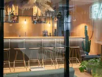 Doppelverglaste Glastrennwand zur Bar- und Begegnungszone der FE Agentur in Baden.