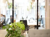 Doppelverglaste Glastrennwand zwischen offenem Arbeitsbereich und Aufenthaltszone der FE Agentur in Baden.
