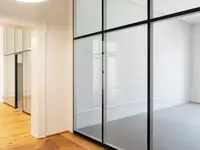 Büroumbau ICT Medien in Basel mit geklebter Doppelverglasung zwischen historischem Parkett und denkmalgeschützter Bausubstanz