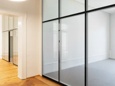 Büroumbau ICT Medien in Basel mit geklebter Doppelverglasung zwischen historischem Parkett und denkmalgeschützter Bausubstanz