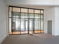 Büroumbau ICT Medien in Basel mit geklebter Doppelverglasung von UNISKA und filigranen schwarzen Profilen im historischen Bestand