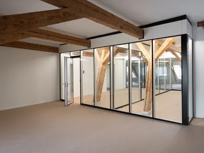 Büroumbau ICT Medien in Basel mit UNISKA Doppelverglasung und individuell an die bestehenden Holzbalken angepasster Blende