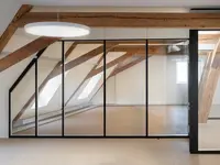 Büroumbau ICT Medien in Basel mit UNISKA Doppelverglasung, präzise angepasst an Dachschräge und historische Holzbalken