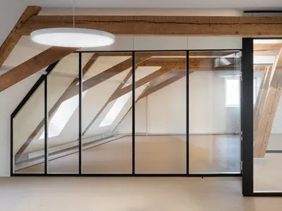 Büroumbau ICT Medien in Basel mit UNISKA Doppelverglasung, präzise angepasst an Dachschräge und historische Holzbalken