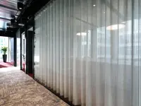 Von UNISKA realisierte Trennwand mit rahmenloser Einscheibenverglasung und schwarzen Profilen im Neubau Inventx im Circle