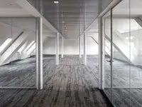 Von UNISKA realisierte Einscheibenverglasung im Kaufleuten Zürich mit filigranen Glastrennwänden und präzisen Anschlüssen an die bestehende Architektur