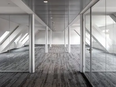 Von UNISKA realisierte Einscheibenverglasung im Kaufleuten Zürich mit filigranen Glastrennwänden und präzisen Anschlüssen an die bestehende Architektur