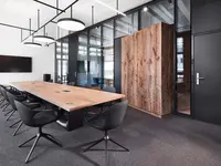 Geklebte Doppelverglasung mit präzise ausgeführten schrägen Anschlüssen an die multifunktionalen Kuben im Neubau der Killer Interior AG