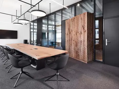 Geklebte Doppelverglasung mit präzise ausgeführten schrägen Anschlüssen an die multifunktionalen Kuben im Neubau der Killer Interior AG