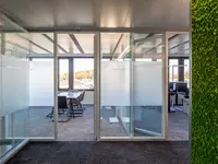 Raumhohe Doppelverglasung mit rahmenloser Optik und Sichtschutz für eine helle, transparente Raumgestaltung im Projekt Land Rover