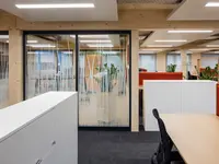 Doppelverglaste Glastrennwand mit schlanken Alurahmen und dekorativer Sichtschutzfolierung im Bankgebäude in Vaduz
