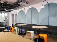 Akustische Wandpaneele mit geometrischer Gestaltung im Aufenthaltsbereich des Office LAB Baslerpark in Zürich