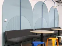 Geometrisch gestaltete Akustik-Wandverkleidung im Aufenthaltsbereich des Office LAB Baslerpark in Zürich