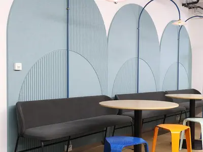 Geometrisch gestaltete Akustik-Wandverkleidung im Aufenthaltsbereich des Office LAB Baslerpark in Zürich