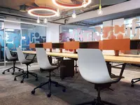 Akustikelemente an den Schreibtischen im offenen Arbeitsbereich des Office LAB Baslerpark in Zürich
