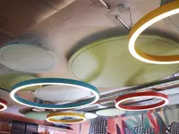Runde Akustik-Deckenpaneele in verschiedenen Farben im Office LAB Baslerpark in Zürich