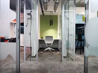 Grünes Akustik-Wandpaneel an einem Einzelarbeitsplatz im Office LAB Baslerpark in Zürich