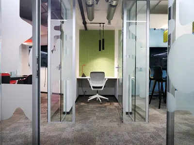 Grünes Akustik-Wandpaneel an einem Einzelarbeitsplatz im Office LAB Baslerpark in Zürich