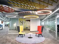 Modernes Office LAB Baslerpark in Zürich mit offenen Arbeitsbereichen, Glastrennwänden, farbigen Akustikelementen und kommunikativem Sitzbereich