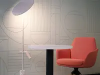 Ruhiger Sitzbereich im Office LAB Baslerpark Zürich mit geometrisch gestaltetem Akustik-Wandpaneel