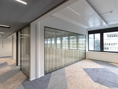 Grossflächige Ganzglaswand im Onyx-Gebäude in Baar. Die hochwertige Glastrennwand verbindet maximale Transparenz mit hoher Schalldämmung und einem eleganten Design für moderne Büroräume.