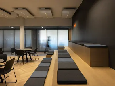 Glastrennwände mit Sichtschutz im Onyx-Gebäude in Baar schaffen eine klare Trennung der Bereiche und bewahren zugleich die offene Raumwirkung. Eine elegante Lösung für moderne Arbeits- und Begegnungszonen.