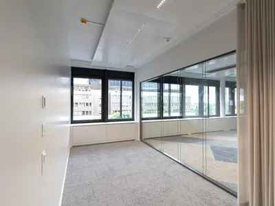 Ganzglaswand von Uniska im Onyx-Gebäude in Baar. Die grossflächige Verglasung schafft helle, offene Büroräume und verbindet hohe Schalldämmung mit einer eleganten, zurückhaltenden Architektur.