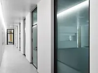 Büroumbau eines Laborgebäudes mit geklebter Doppelverglasung und Brandschutz-Trennwänden entlang des Korridors
