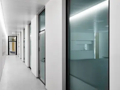 Büroumbau eines Laborgebäudes mit geklebter Doppelverglasung und Brandschutz-Trennwänden entlang des Korridors