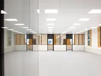Von UNISKA realisierte geklebte Doppelverglasung mit schlanken Profilen und teilgeschlossenen Trennwandelementen im Laborgebäude