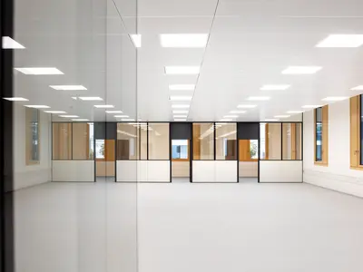 Von UNISKA realisierte geklebte Doppelverglasung mit schlanken Profilen und teilgeschlossenen Trennwandelementen im Laborgebäude