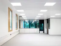 Büroumbau eines Laborgebäudes mit filigraner geklebter Doppelverglasung und transparenten Trennwänden
