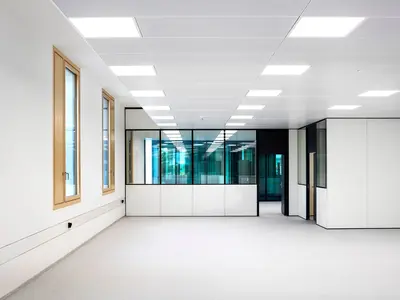 Büroumbau eines Laborgebäudes mit filigraner geklebter Doppelverglasung und transparenten Trennwänden