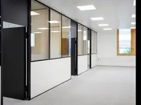 Von UNISKA realisierte Brandschutz-Trennwände mit geklebter Doppelverglasung und präzise integrierten Türelementen im Laborgebäude