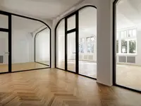 Historische Architektur trifft moderne Glasgestaltung: Die raumhohen Ganzglaswände mit Doppelverglasung folgen dank massgefertigter runder Deckenanschlüsse der bestehenden Gebäudeform und schaffen helle, transparente Räume.