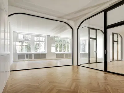 Massgefertigte Ganzglaswände von Uniska verbinden an der Tödistrasse in Zürich historische Architektur mit moderner Transparenz. Die Doppelverglasung und präzise ausgeführten Rundanschlüsse folgen der bestehenden Raumgeometrie und schaffen ein lichtdurchflutetes, elegantes Gesamtbild.