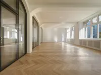 Historische Architektur und moderne Ganzglaswände an der Tödistrasse in Zürich. Die massgefertigten Rundanschlüsse greifen die charakteristische Formensprache des Gebäudes auf, während die raumhohe Doppelverglasung für Transparenz und ein lichtdurchflutetes Raumgefühl sorgt.