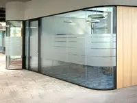 Gerundete Ganzglaswand mit präzise ausgeführten Glas-Rundecken im Büroumbau der Visana in Bern.